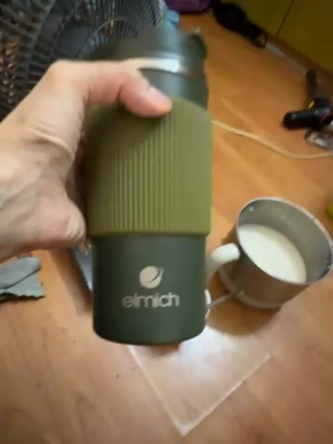 Dùng đống xu tích được mua bình này. Thấy cứng cáp, dày dặn, xinh xắn, cũng rẻ. Có điều kiện thì mua loại đắt tiền hơn, còn nếu chỉ cần uống trong thời gian ngắn thì mua bình này rất là tiện lợi, nhìn lại phong cách nữa