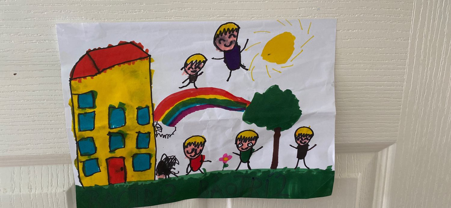 Màu sắc đẹp, bạn nhỏ nhà mình rất thich vẽ vô cùng. 
Lần trước mua cho bạn chỉ có 30 màu, lần này mua 60 màu
Tranh vẽ cũng sống đọng hơn. Tuy nhiên, mình có thắc mắc là lúc mua thấy có khuyến mãi là tập tập giấy 130k nhưng khi nhận thì lại ko thấy đâu cả.