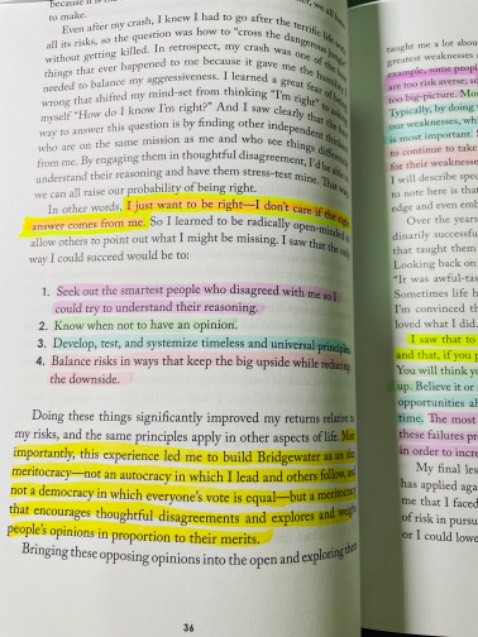 Giao hàng nhanh gê, mình mua ở Fahasa sáng đặt chiều 7h giao lun rồi. Trong khi đặt ở shop nc ngoài 20 ngày mah chưa giao quê quá huỷ lun. 
Sách này mình đọc bản ebook được phần 1 cuộc đời của Ray rồi thấy hay quá nên mua sách giấy lun. Mấy clip của tác giả trên youtube rất hay đặc biệt là clip về cách vận hành của nền kinh tế và trật tự thế giới mới, mọi người yêu thích kinh tế nên xem.