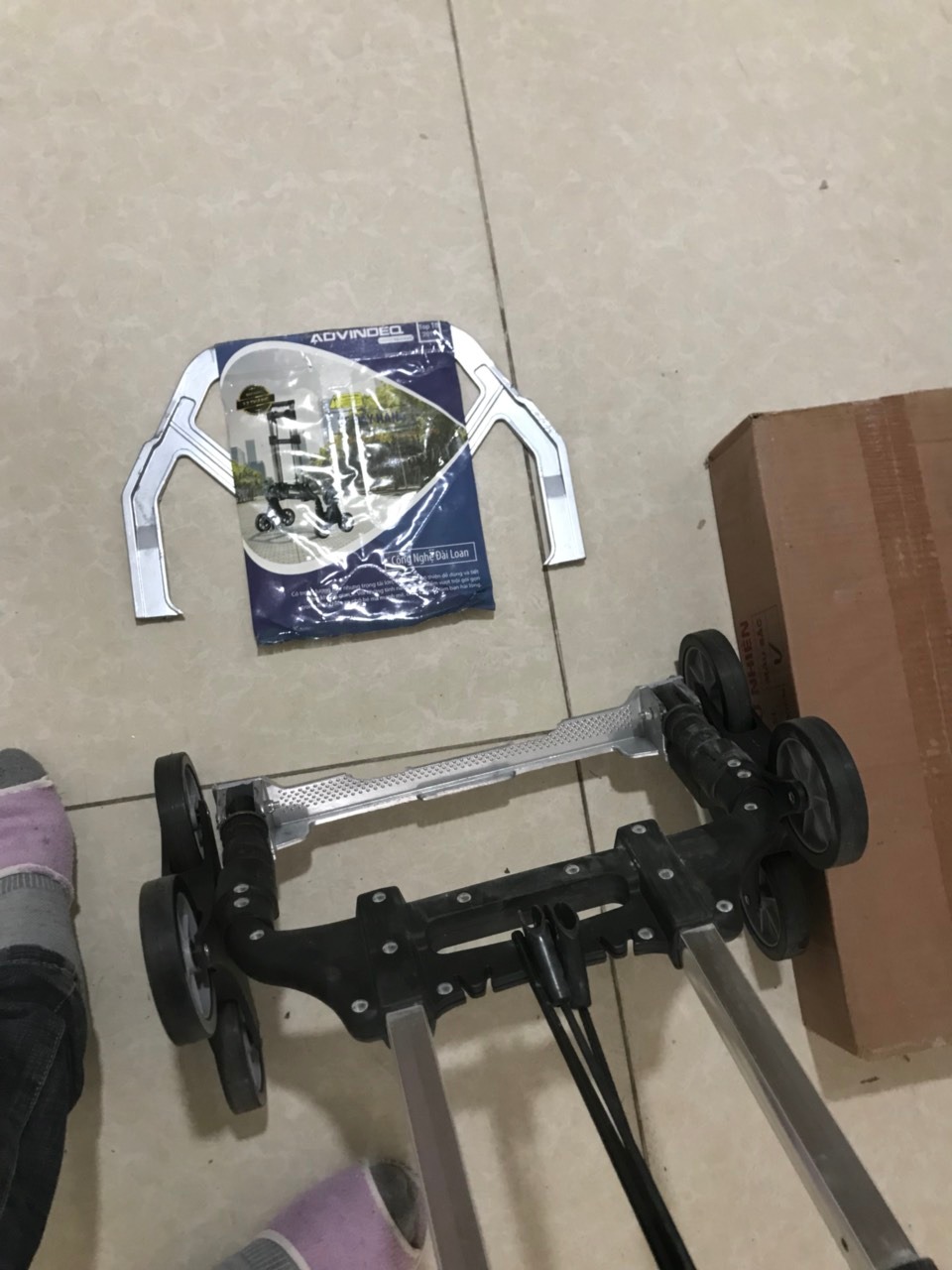 Mới cho chưa đến 50kg đi hành lang chung cư chưa leo bậc thang nào mà đã gãy, quá buồn Mới cho chưa đến 50kg đi hành lang chung cư chưa leo bậc thang nào mà đã gãy, quá buồn