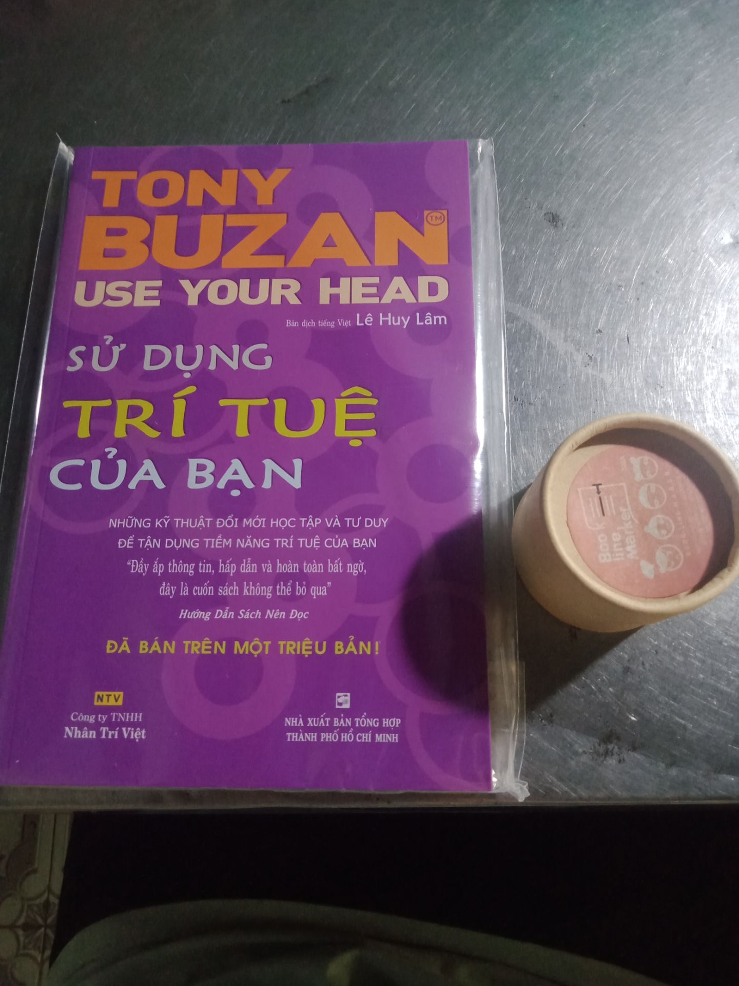 Hộp giấy. Trong1 hộp như vậy là có 20 cái bookmark nha.  điểm trừ có lẽ là khi dùng nó sẽ để lại nếp gấp trên sách ấy nên các bạn cân nhắc nha Hộp giấy. Trong1 hộp như vậy là có 20 cái bookmark nha.  điểm trừ có lẽ là khi dùng nó sẽ để lại nếp gấp trên sách ấy nên các bạn cân nhắc nha