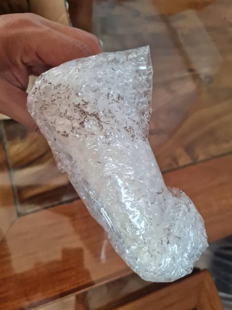 Bõ và sách kiến rất nhiều, may chỉ bị bẩn nhẹ