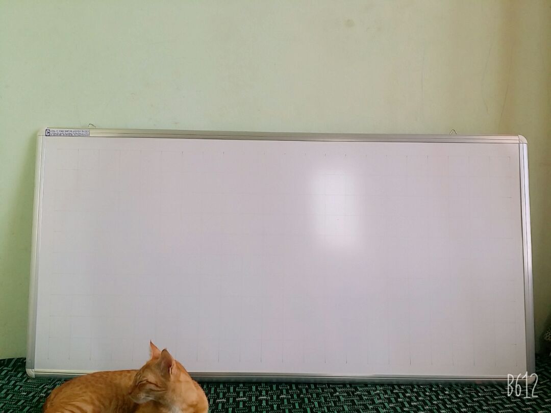 Bảng viết tốt. Điều mình hài lòng nhất là thái độ của nhân viên giao hàng và tốc độ giao hàng nhanh hơn dự kiến 2 ngày.Nhưng có nhược điểm là mặt bảng với những dòng kẻ chỗ đậm,nhạt, có vài chỗ gầm như không còn dòng kẻ như trên hình. Chưa biết sử dụng có đc lâu dài không. Chung quy với giá tiền này như vậy là tốt rồi ?