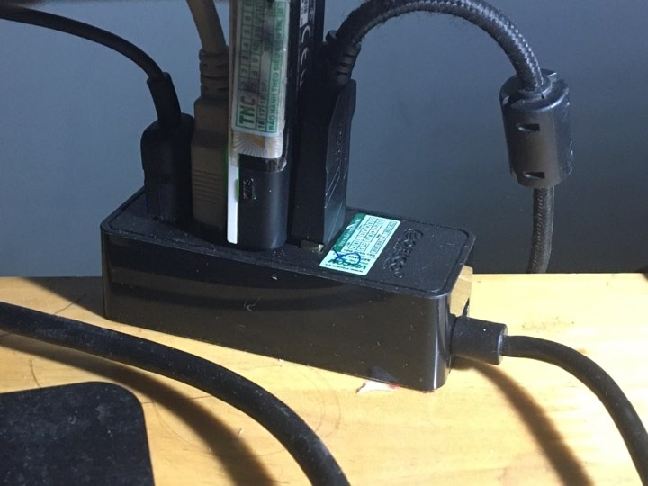 Hub này hỗ trợ 4 cổng đều là USB 3.0, khá tiện nếu cần cắm USB copy nhanh. Một điều đặc biệt là có sẵn cổng microusb, nếu bị thiếu nguồn, kết nối chập chờn, có thể cắm dây nguồn thêm để cấp đủ điện. Khá tiện khi dùng các thiết bị tiêu hao nhiều, vì dòng cấp từ laptop chỉ khoảng 1A là tốt đa (cổng 3.0).
Dây dài vừa đủ, khá chắc, không có nguồn đi kèm, hộp đựng khá đẹp.