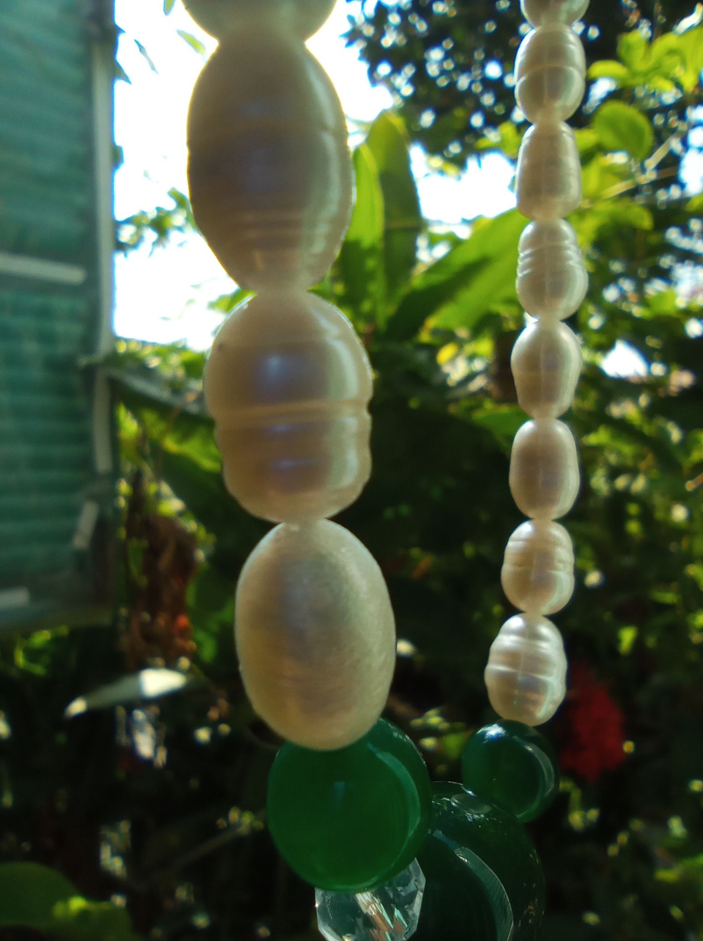 như quảng cáo , viên chuỗi không đều , " mềm " , nhìn gần không đẹp mắt - có viên trong , viên đục , có vài viên bị " tổn thương" . Tuy nhiên khi đưa lên ánh sáng , hơi lấp lánh , màu sắc thay đổi chút ít ở độ sáng và góc nhìn khác nhau