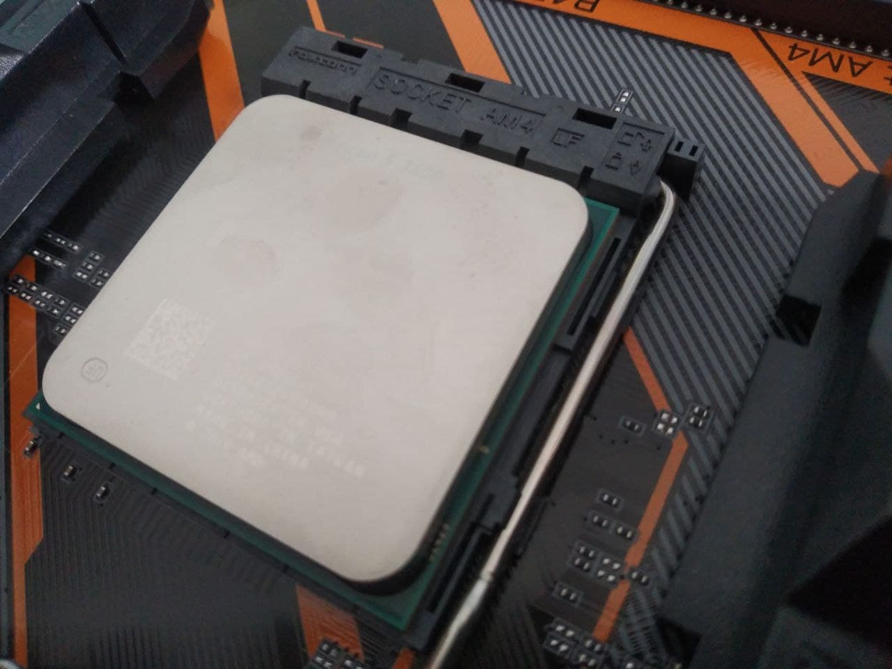 Giao hàng tới nơi vỏ carton ngoài bị xé không còn nguyên vẹn, vỏ trong có dấu hiệu đã bị tháo gỡ phần đáy hộp. Unbox ra thì thấy CPU có vẻ đã qua sử dụng, có vết nám và vết keo tản nhiệt trên mặt CPU.