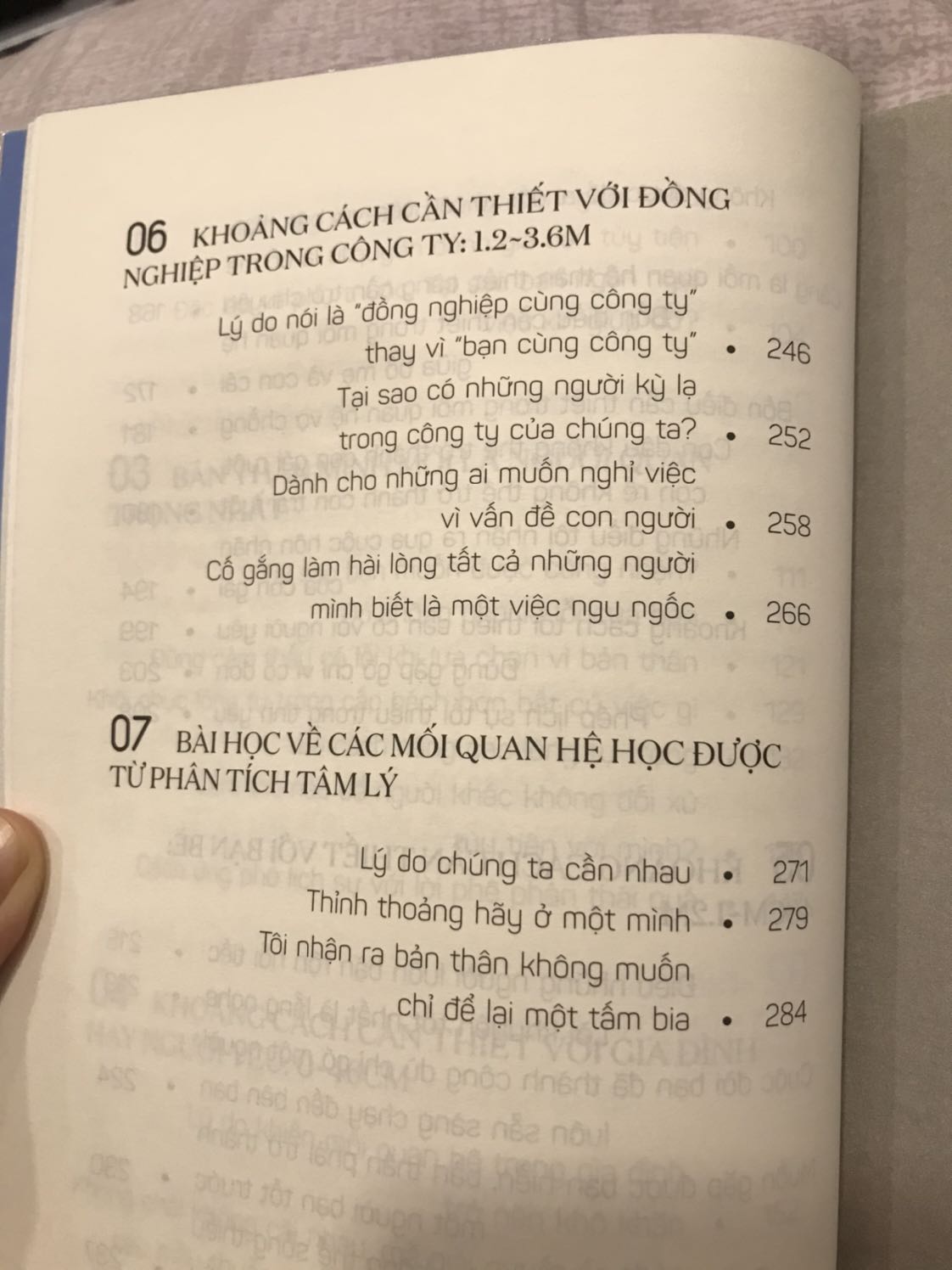 Bìa xinh, tác giả là Bsi tâm thần Hàn quốc. Mình đc recommend đọc trong ngành học tâm lý. Mà chắc do kỳ vọng hơi nhiều nên đọc hết mấy chương đầu thì thấy bt. Cách viết dễ hiểu, những câu chuyện ngắn và có lời khuyên nên ai cũng có thể đọc được. Ở bìa có ghi "cuốn sách chữa lành tổn thương trong các mối quan hệ" nhưng mình nghĩ bạn đọc nên chỉ tham khảo thôi chứ ko phải đọc sách xong giải quyết đc mọi thứ và tốt nhất vẫn là tìm giúp đỡ từ chuyên gia tâm lý. 
Còn đọc gạn lọc ý và ngẫm nghĩ thì nó vẫn là 1 cuốn sách nên thử.