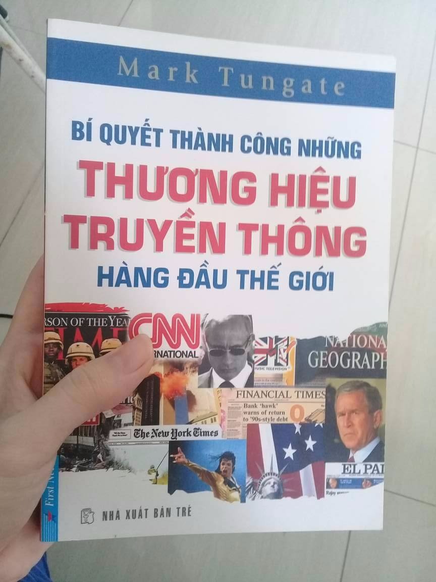 Mình đã thấy nó từ hồi tháng 3,tự dặn lòng đỗ Ngoại Giao ngành Truyền thông hoặc Quan hệ quốc tế rồi sẽ mua, cơ mà ngày mai mới biết đỗ ngành nào ahihi. Sách dày, mực in tốt,  nội dung thì không chê vào đâu được.
Có lẽ do sách này xuất bản khá lâu rồi nên khi đặt tiki thì phải chờ tận 5 ngày, bìa sau của sách giống như kiểu bị dịch chuyển nhiều quá nên bị xước, bên trong sách có vài chỗ bị ố tuy không ảnh hưởng lắm nhưng hơi buồn :(