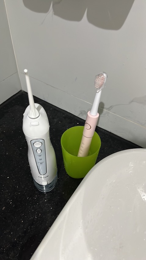 Dùng tốt, sạch, thời gian pin lâu. Tuy nhiên mình thấy thiết kế khá to, nếu mn mang đi du lịch thì sẽ hơi cồng kềnh 😅