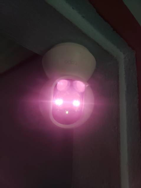 Sau 2 ngày sử dụng và trước đó mình đã có sử dụng con Xiaomi 360 1080. Mình sẽ đánh giá một số điểm mạng và yếu như sau:
Điểm mạnh:
1. Có chức năng thông báo khi phát hiện chuyển động, loa đủ nghe dùng trong nhà thôi hoặc trước sân (đối với những nhà mặt tiền quốc lộ xe cộ chạy nhiều thì lắp ngoài trời âm thanh cảnh báo sẽ khó nghe) (Xiaomi không có)
2. Có chức năng lưu lại vị trí muốn di chuyển camera không phải di chuyển thủ công (Xiaomi không có)
3. Hai bên ống kính camera có 4 đèn hồng ngoại khi dùng ở chế độ ban đêm và mắt người hoàn toàn thấy được. Trên xiaomi thì có 6 đèn, mắt người không nhìn thấy khi dùng camera điện thoại chụp mới thấy. Mọi người xem thêm ảnh.
4. Giao diện dễ sử dụng tiện lợi hơn rất nhiều so với Mi home.

ĐIỂM YẾU:
1. Độ delay hơi cao khi di chuyển camera. Ảnh hưởng đến việc xem lại video đã lưu trên thẻ nhớ với tốc độ nhanh.

Khác:
1. Về độ to thì có nhỉn hơn 1 chút xíu so với Xiaomi 1080 thôi.
2. Sử dụng cục sạc tặng kèm công suất 5.4W (9V - 0.6A)

ĐIỂM ĐÁNG TIỀN:
Có thông báo khi phát hiện chuyển động (báo động bằng âm thanh tại camera). Trong Xiaomi thì chỉ có thông báo đẩy về điện thoại.

Mình hi vọng mọi người cũng có thói quen đánh giá chi tiết như vậy cho người khác có thể kham khảo.

Có thời gian mình sẽ đánh giá kỹ hơn bằng video clip và chèn vào bên dưới