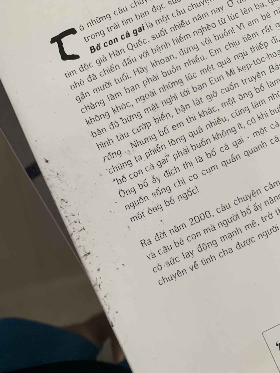 lúc mình mở ra thì khá là vui sau khi chụp những bức ảnh hộp ngoài thì ở trong tiki có bọc nha mng, có bọc là tiến bộ r nè, các cuốn sale 50% như 2 cuốn anna kia của mình đc bọc cả seal trắng, siêu diu nhma 2 cuốn kia k bọc nên bị bẩn hết phần sau nhem nhuốc rất ghê luôn, mình quay vid nhưng lại k đăng lên đc