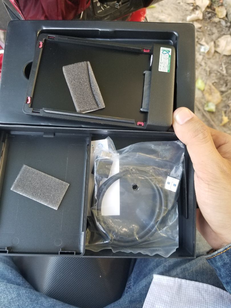 Mẫu mã đẹp, chắc chắn, giá rẻ. gắn ssd kingstons a4***Gb vào nhận ngay, tốc độ copy 01 file 1.17 Gb từ box ra laptop khoảng 100 Gb/s, quá ok. có cái màu đỏ thẫm hơn hình quảng cáo. màu tươi như màu vàng thì thích hơn. mình lấy màu đỏ do hợp mạng sơn đầu hỏa.