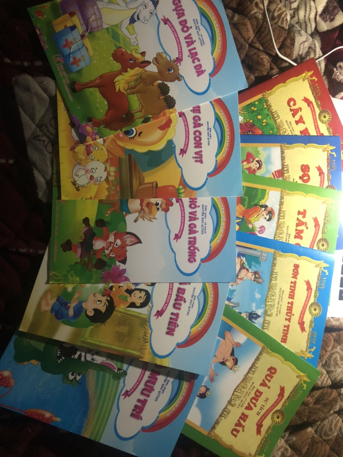 Tiki không xét duyệt người bán à? Shop  giao hàng không đúng. Mua combo 10 cuốn truyện cổ tích giao có 5 quyển đúng còn 5 quyển là truyện cho trẻ mầm non. *** , nhồi nhét 5 quyển sai vào giữa.