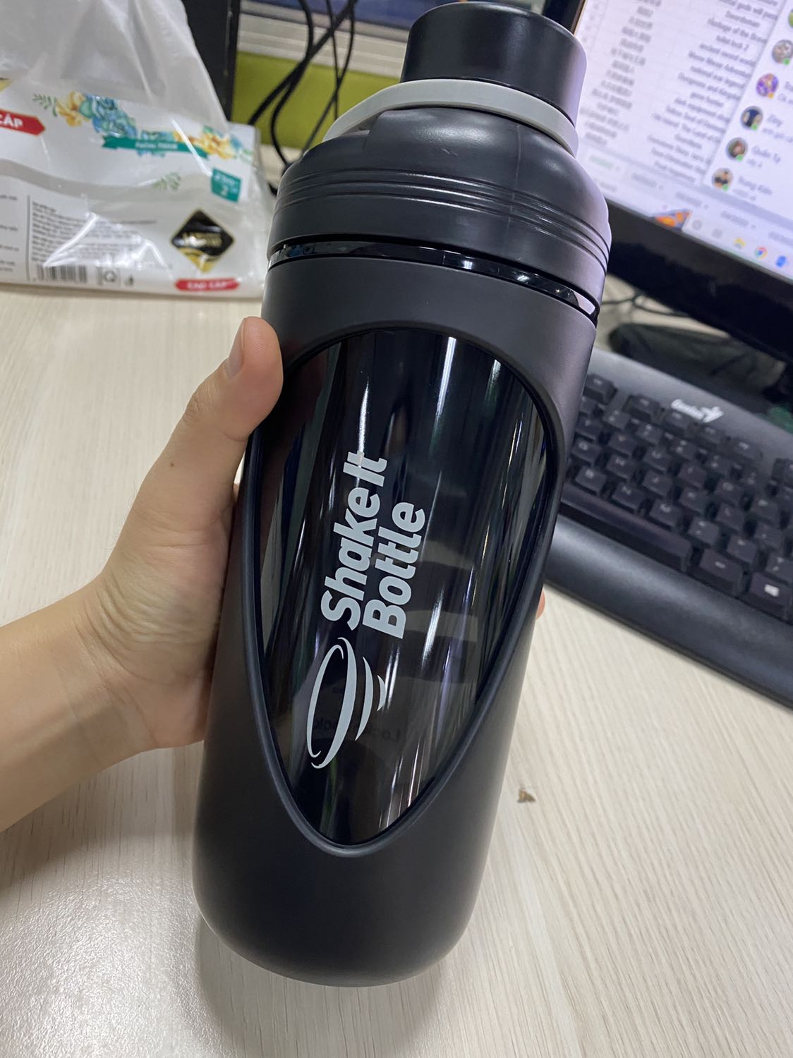 Khá chắc chắn, cầm vẫn vừa tay con gái kkk màu đen được cái nhìn đỡ bẩn chứ cũng đen thùi lùi =)) con lắc nhìn xịn xò, kêu khá vang hic, nhựa tritan nữa thì lại ngon quá kkkk