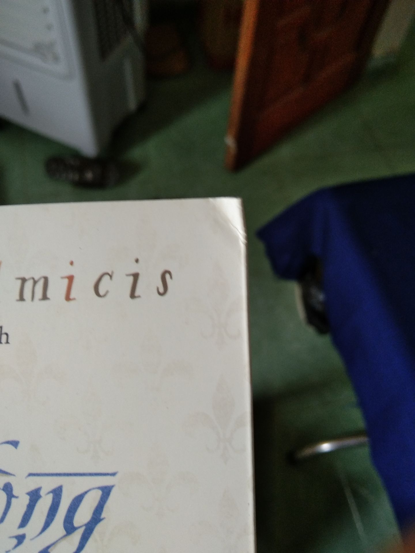 sách bị cong mép với gáy cũng bị cong
đóng gói không tốt 
hộp mềm oặt