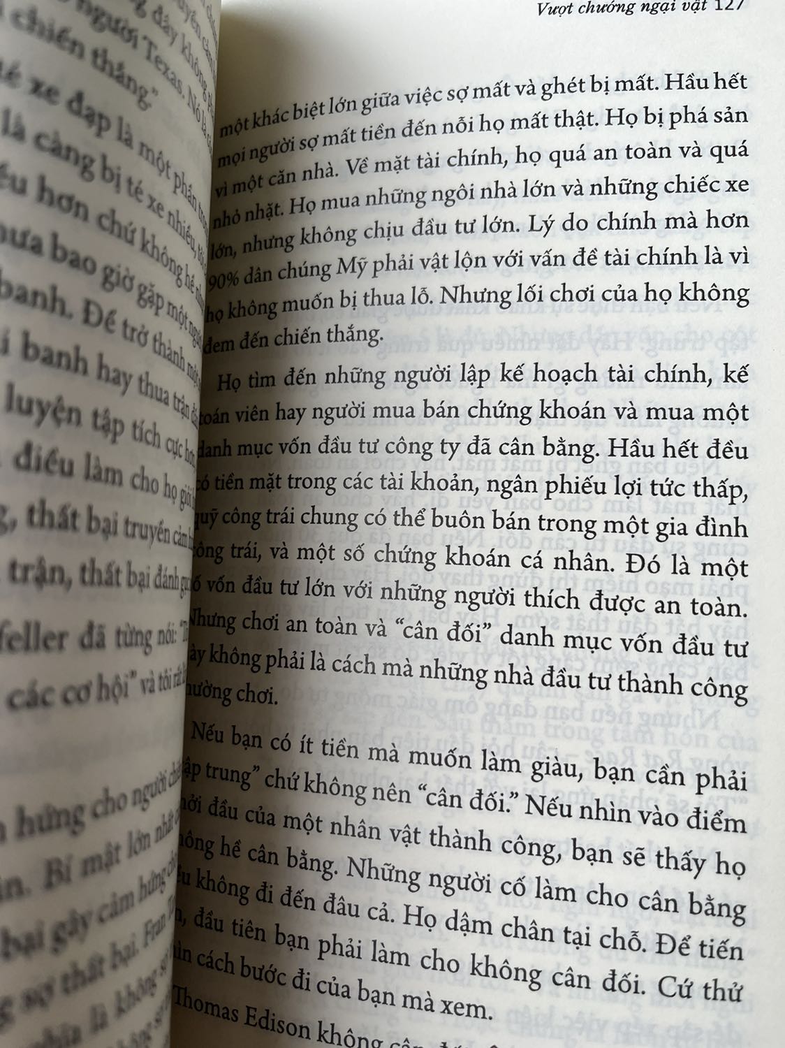 Đề nghị tiki nâng cấp thùng giấy đựng hàng

sách rất nặng và giá trị cao nhưng đựng thùng giấy ko tương xứng, thùng 1,2 lớp cực mỏng. thùng tới tay mình là nát lắm rồi, rách te tua, trời có mưa bên ngoài thùng ướt, mặc dù thùng đã rách nát nhưng bên trong sách chưa ướt, (có niêm phong nhưng seal cũng rách xíu lỡ nước mưa mà vô thì phiền phức lắm luôn) 

còn về phần sách thì chiều ngang khá ngắn gây bất tiện cho việc đọc, như cỡ sách và chữ của cuốn nhân tố enzyme của thái hà books ok hơn nhiều, sách này bị ngắn bề ngang và chữ in ko rõ nét, ko mịn, hơi khó đọc nha. 

được cái mua sale 600k + giảm astra j đó còn 500