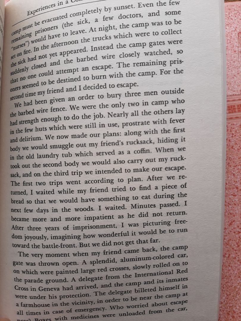 Rất thất vọng về chất lượng giấy của sách, giấy vàng màu, có mùi.