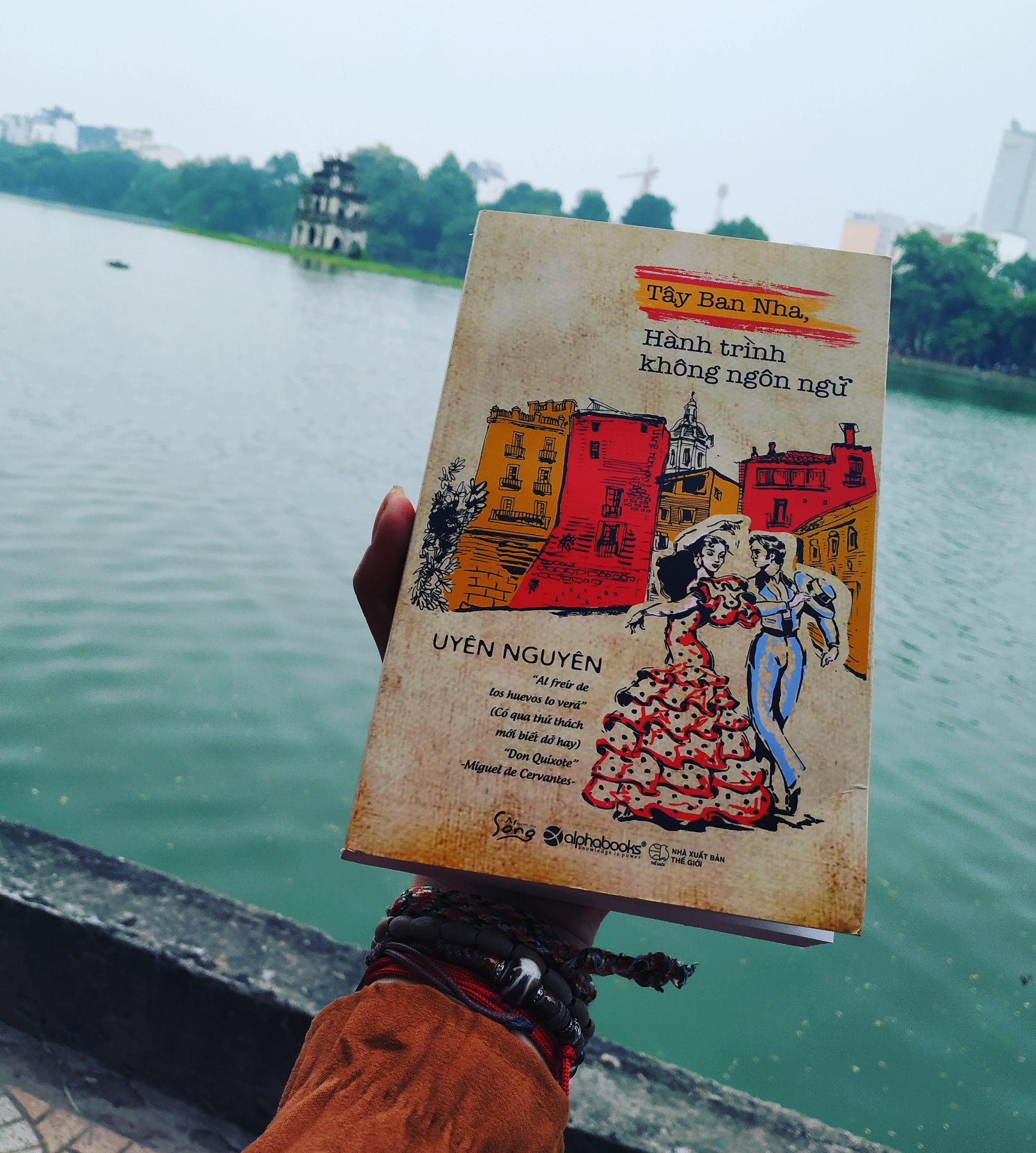 Mình được một người bạn lớn giới thiệu cuốn sách này. Nên mình tin tưởng và đặt mua ngay cả khi đã 11h đêm. Và không nằm ngoài kỳ vọng, cuốn sách rất tuyệt. Lời văn chân thật, gần gũi thực hết sức giản dị... Nhưng nó mang cả hành trình của 1 cô gái  những tưởng sẽ không thoát khỏi giới hạn của bản thân. Và tôi tìm thấy tôi trong cuốn sách. 1 cuốn sách tiếp thêm động lực cho tôi .