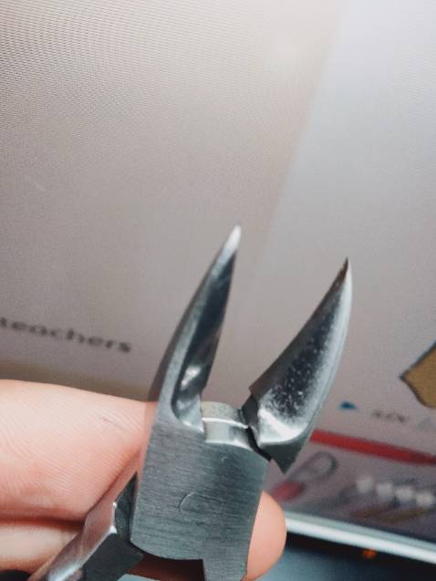 Kềm ổn nhé mọi người, phần lưỡi không láng lắm, phần cắt không có vấn đề. Hợp để cắt móng cái.

Cập nhật: trung bình mình dùng mỗi tuần một lần thì vài lần đã bung cán rồi. Cán chỉ gài vào chứ không thấy vết dán hay ghim ốc gì cả