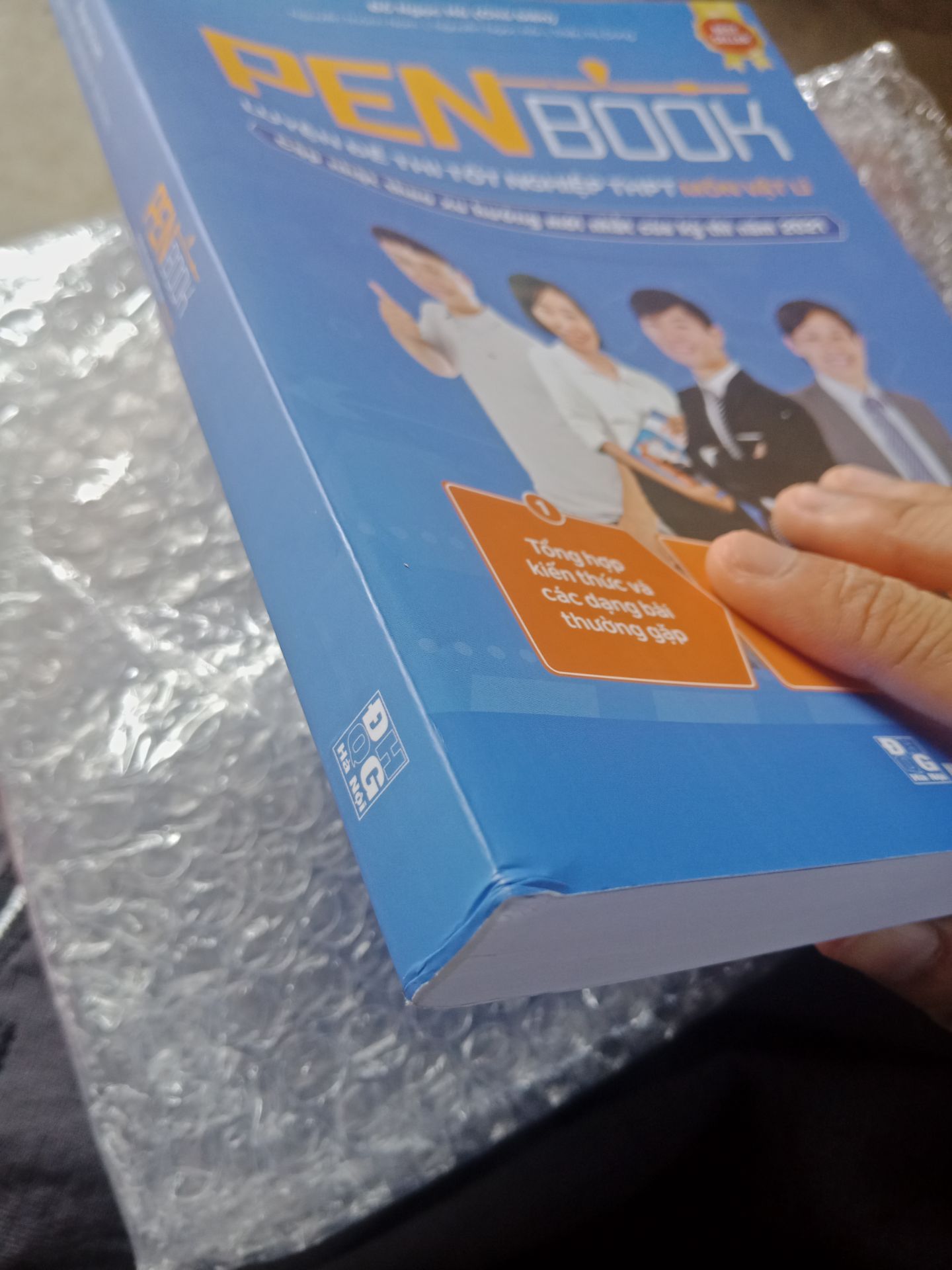 góc sách hơi nhăn tý thôi còn lại quá ok, sách đẹp *** luôn ý, mình sẽ cố gắng học tập sau khi mua nó