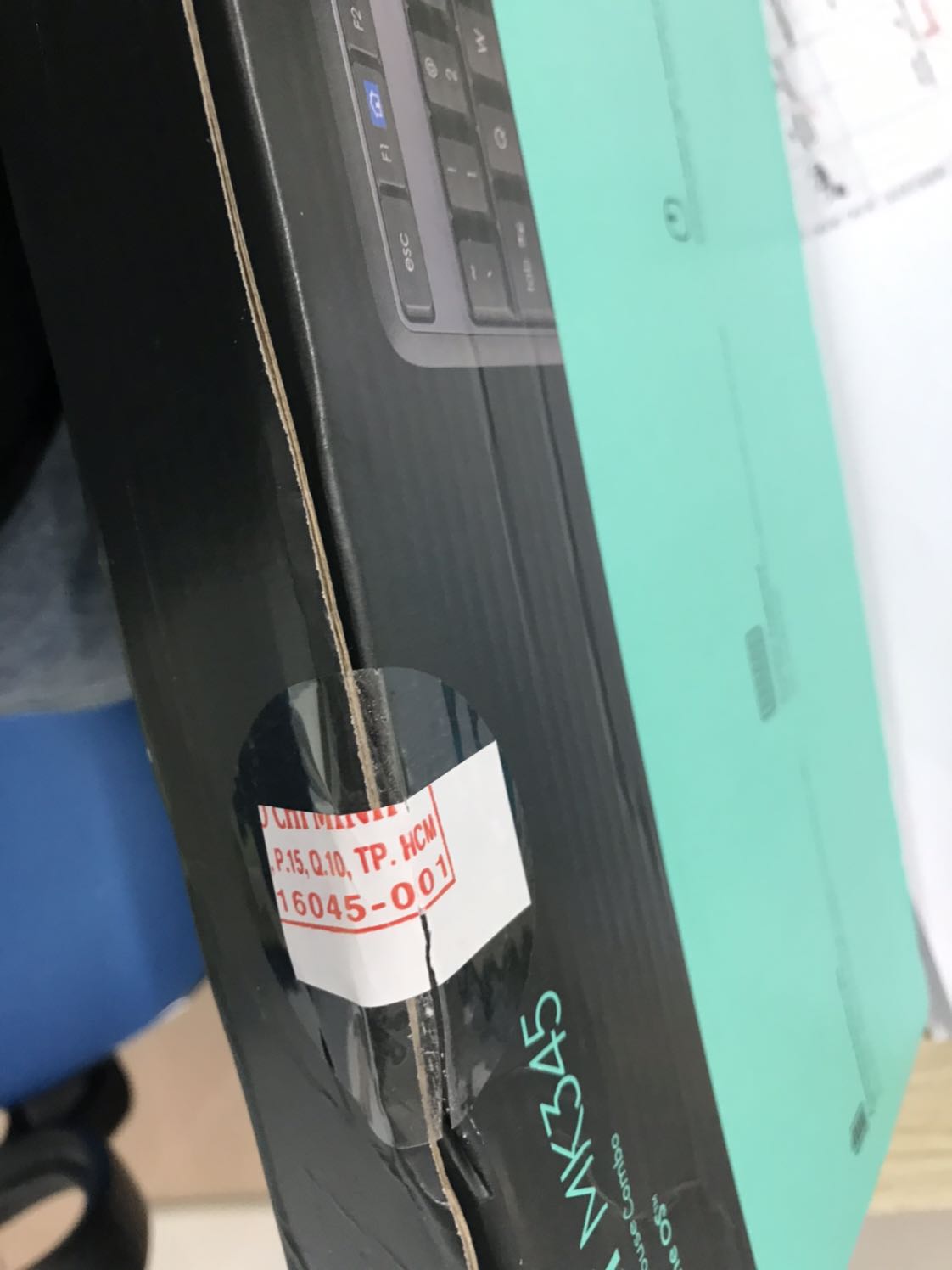 Đóng gói tệ, tem niêm phong đã bị khui. Chuột và phím lần đầu dùng thấy nhạy, không biết sau này thế nào. Phần chân 70 độ của bàn phím cảm giác èo ọp. Bề mặt chất liệu bàn phím cảm giác cheap một chút, dễ bám bẩn.