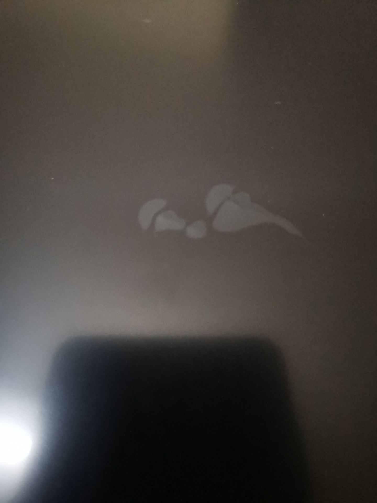 Thiết nghĩ, các bạn bán miếng dán màn hình thì nên có tâm một chút, khách đã không được thấy sản phẩm thì thôi, lúc nhận hàng, miếng dán thì bị gập 2 mảnh, trông như kiểu lôi ra dán hỏng xong lại cất đi, đem ra bán lại cho khách khác. Vì mình cần gấp nên đành dùng, chứ bán hàng thế này thì chán quá!!!