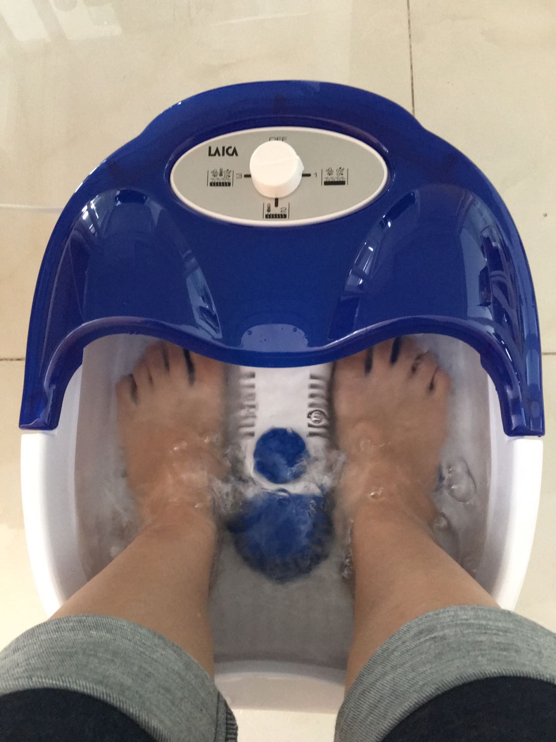 Mình sử dụng máy được 1 tuần rồi và thấy 1 số nhược điểm của máy như sau:
1. Đưa bút thử điện và nước khi ở chế độ bật đèn hồng ngoại thì bút sáng! Mình đổ muối thảo dược vào thì mới hết điện
2. Thành thùng còn thấp, khi đưa chân trượt trên ray maxa thì nước dễ bị văng ra ngoài
3. Dây điện ko có chế độ cuộn lại, bất tiện trong khâu cho nước vào và đổ nước ra