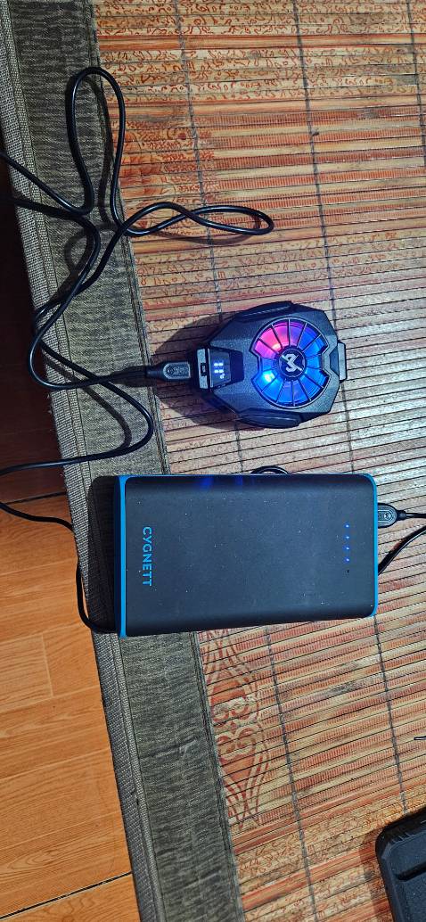 Kẹp chặt, đệm cao su nên rất êm, không cấn hay xước điện thoại.
Cảm biến nhiệt rất nhạy, mình vừa chạm tay vào là báo thay đổi nhiệt ngay.
Quạt chạy cực êm, ngồi trong phòng kín mà phải kê sát tai mới nghe tiếng gió nhỏ.
Đèn LED đổi màu nhìn rất cool.
Bắt buộc cắm dây để sử dụng, quạt này không tích hợp pin bên trong. Mình dùng cục sạc dự phòng là chạy được.