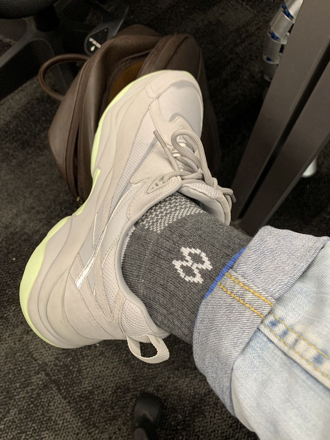 Mỗi ngày 1 đôi, vợ xếp sẵn trên kệ, sáng xỏ vào chiều thả ra giặt, nguyên ngày thong dong như đi chân không. Buồn cái cuối tuần vợ bắt phơi vớ :(( . Kinh nghiệm làm 2 set sẽ được một tuần rảnh đi cà phê nhe mọi người. Ok vớ ngon.