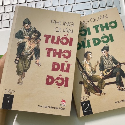 mình lười viết phản hồi nhưng tại thích 2 quyển này quá nên nhắn lên đây cho mng yên tâm mua, theo cảm nhận của mình thì sách siêu hay và cảm động, đúng kiểu là người Việt nào cũng nên đọc, vì là nvat chính là các cậu bé 13,14t nên mng đừng sợ sách về ctranh là khô khan nha, có những đoạn cũng rất nhí nhảnh vui nhộn đấy ạ, đáng đọc nha mng