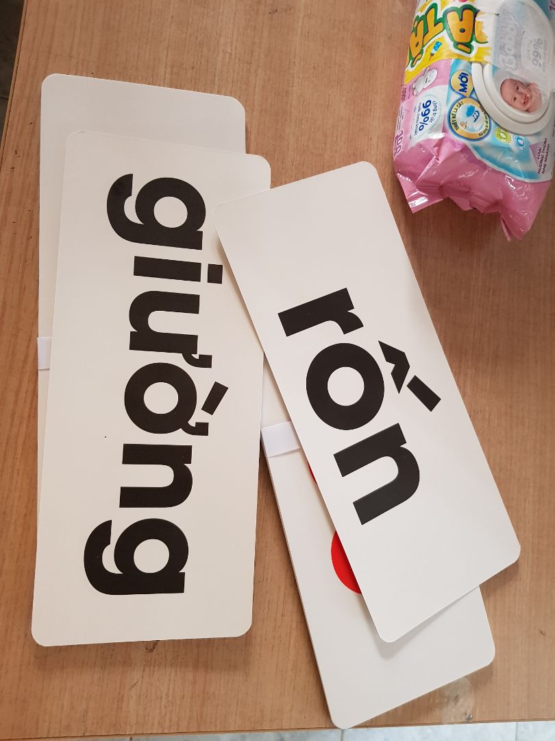 mình nghĩ là có hình cho em bé dễ xem, này chỉ có mỗi 1 chữ duy nhất trên tấm bìa cứng, quá thất vọng, con nít nhỏ nhìn mặt chữ sao nhớ hết đc, phải có hình ảnh mới đc chứ,  1 sao mình nghĩ là có hình cho em bé dễ xem, này chỉ có mỗi 1 chữ duy nhất trên tấm bìa cứng, quá thất vọng, con nít nhỏ nhìn mặt chữ sao nhớ hết đc, phải có hình ảnh mới đc chứ,  1 sao