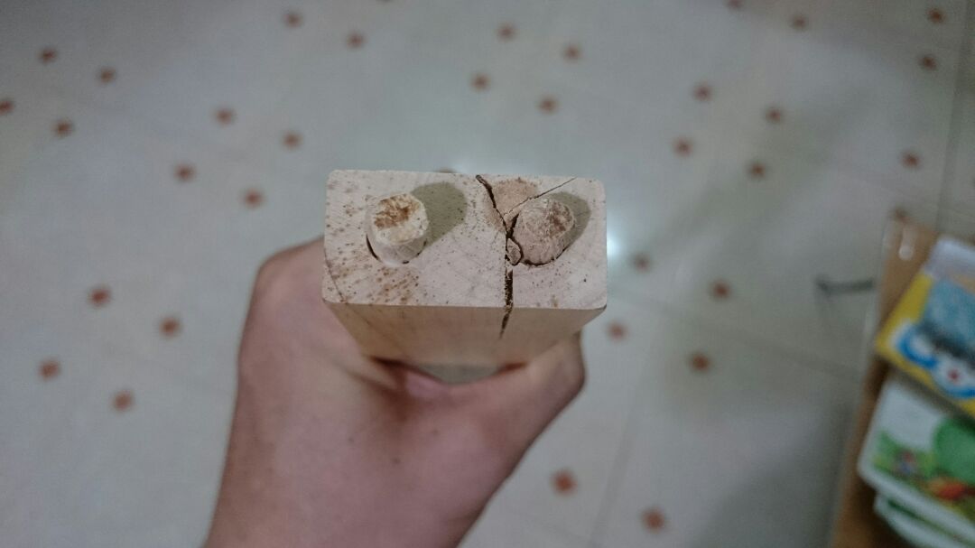 Kệ giao cho mình thiếu bộ ốc vít, không biết lắp ráp sao đây. Do người nhà nhận hàng khá lâu, mình có việc nên vừa rồi khui hàng để ráp thì mới biết. Đã liên hệ Tiki hỗ trợ mình nhưng chưa có kết quả. Ngoài ra 1 đầu thanh ngang bị tét như hình mình chụp. NCC nên chú ý hơn khi đóng gói sản phẩm!