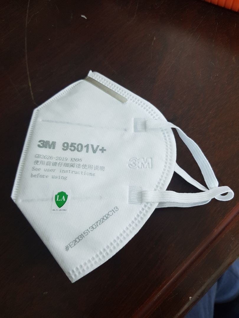 khẩu trang quá to so với mặt, dây đeo ngắn dẫn tới ôm rất khít với mặt, chỉ đeo 1 lúc thì được chứ đeo lâu sẽ rất đau tai.
Giao hàng có thêm 1 quai đeo phụ để đỡ đau tai nhưng khi đeo quai phụ này lâu thì khẩu trang dễ bị tụt xuống gây khó chịu phần cổ.
Tạm sử dụng 1 buổi mình thấy sản phẩm này chưa thực sự ổn lắm!