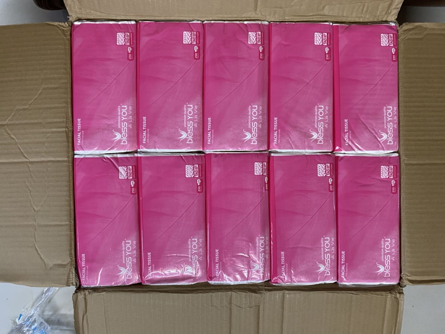 Mình đặt 1 thùng để xài dần dần. Giấy đúng là chính hãng, tiki đóng gói kỹ lắm. Mà giao hơi lâu ( đặt mua từ 12/12 mà đến 18/12 mới nhận được ) cũng ko sao vì thùng này tận 10kg mà. Cảm ơn Tiki có sản phẩm này tốt lắm. Lần sau nhất định ủng hộ Tiki.