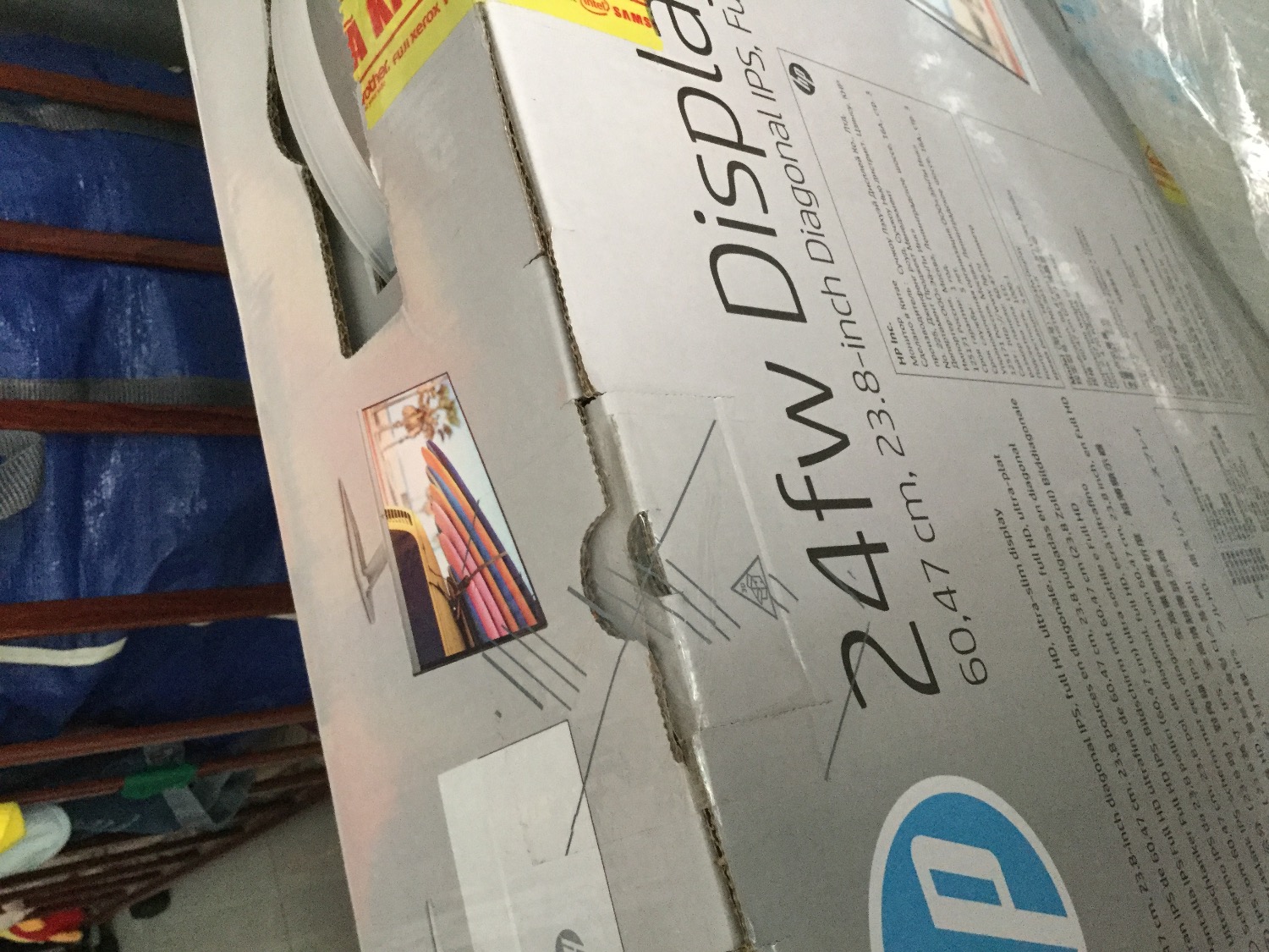 Nhìn cái seal không biết có phải nguyên seal của hp hay không. Màn hình bị hở sáng khá nặng.