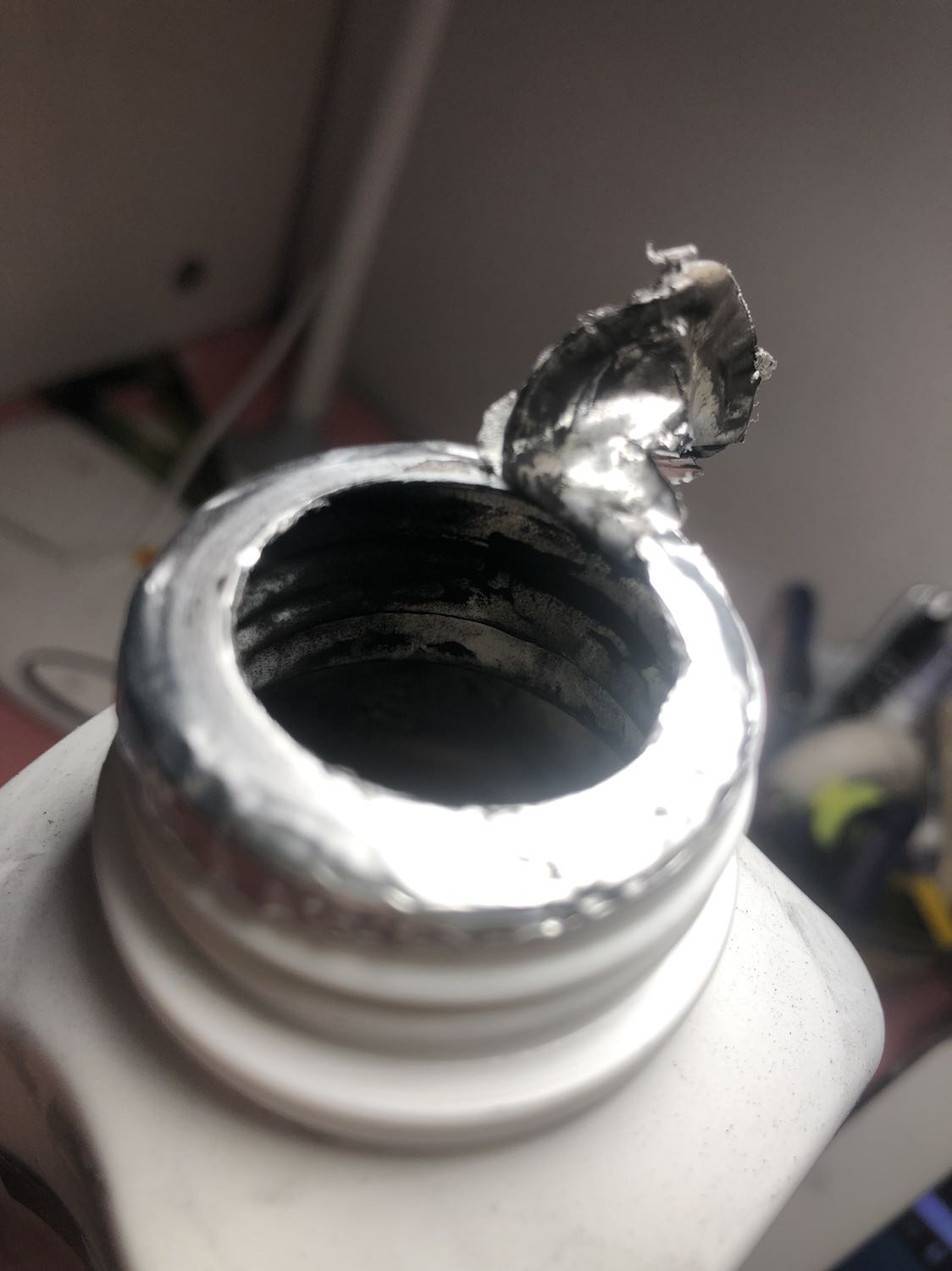 Không hài lòng:
- Không có nút ở ngoài để đưa mực vào hộp mực như hình :(( ( cho mực vào rất khó )
- Drum không vừa hộp mực chính hãng của máy.
-Mực trong hộp bằng một nửa hộp mực ( vừa mở ra)
-Bản in ra mờ.