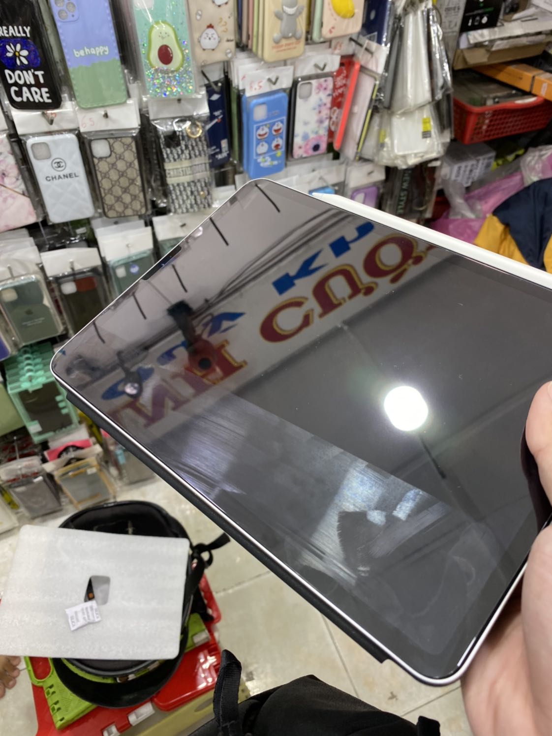 Dán màn hình in keo lỗi, đừng mua :)