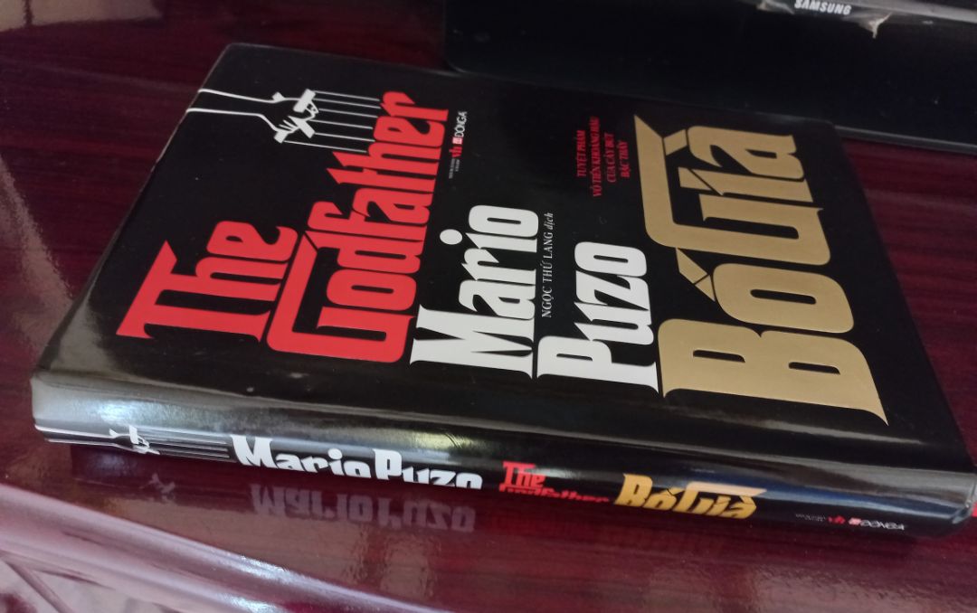 Một tác phẩm về Mafia nhưng đặc biệt đề cao tình cảm gia đình. Sự bản lĩnh và cái khí chất đàn ông mà ai cũng phải say mê, cách mà con người ứng biến trước khó khăn, biến cố bằng một cái đầu lạnh với những âm mưu, toan tính hoặc sự nóng nảy hay hèn nhát của từng thành viên đều có sức hấp dẫn riêng. Đương nhiên là không thể thiếu những bài học sâu sắc, thực tế. Đây là cuốn sách nhất định phải đọc và:  "Tiki luôn là chỗ uy tín nhất để chọn mua sách, giá tốt, giao hàng cực nhanh, chất lượng là số 1".