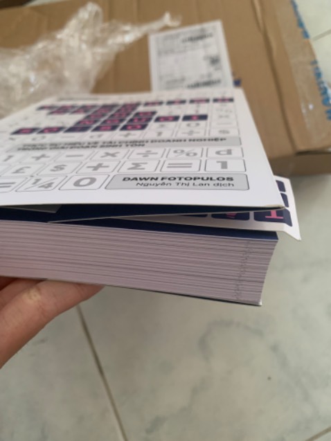 Nội dung mình đã đọc review trước khi mua, đa phần mọi người bảo nội dung dễ hiểu, phù hợp với người mới tìm hiểu về tài chính.
Về hình thức sách: bookmark bị gãy nhẹ phần đầu do quay ngang khi đặt vào sách và đóng gói. Sách bị bụi, bẩn nhẹ như hình