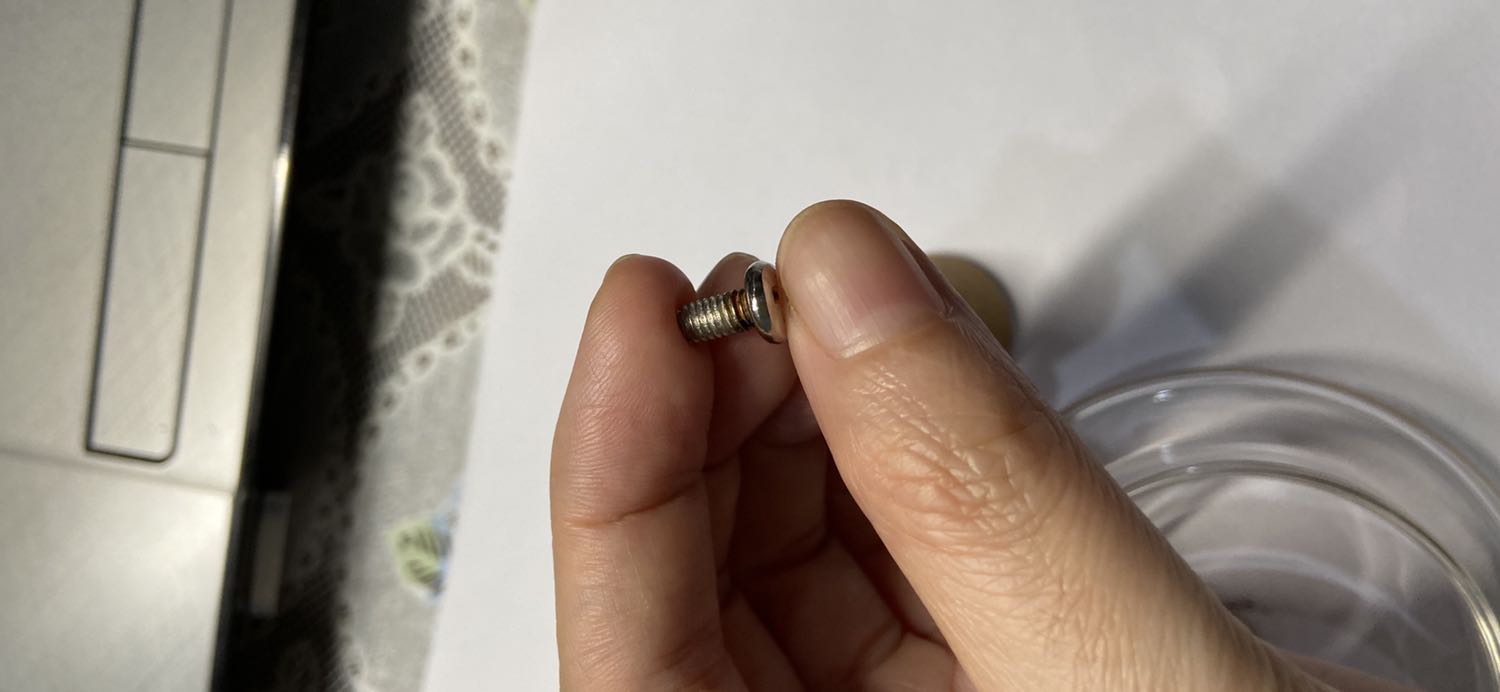 Ấm để pha trà nhưng phần nắp dùng ốc vít bằng kim loại rỉ sét. Mới dùng được 3 ngày thì phát hiện rỉ sét rơi vào nước uống. Sản phẩm dùng chất liệu không đảm bảo an toàn sức khỏe ! Rất thất vọng !