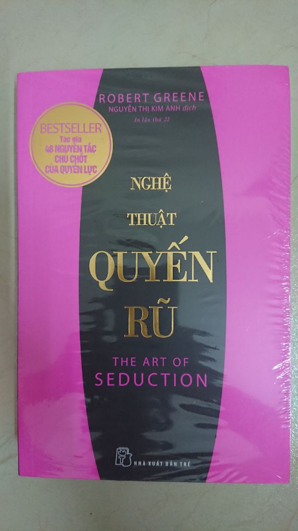 Giao hàng nhanh, đóng gói cẩn thận. Trừ việc nxb trẻ làm bìa với giấy này sách không được bền, dễ quoăn móp (so với first new,  bizbooks và một số nxb khác mình từng mua). Về nội dung thì sách đáng để đọc, liên kết với nhiều câu chuyện thực tế (khá nhiều liên quan tới thế kỷ 17 đến 20), đưa ra các mẫu người trong cuộc sống, cách ta thể hiện mẫu người đó, cái "hiểm họa" của mẫu người đó để ta tránh không lạm dụng sự "quyến rũ" (mình mới đọc được nửa cuốn nên chưa đánh giá hết được).