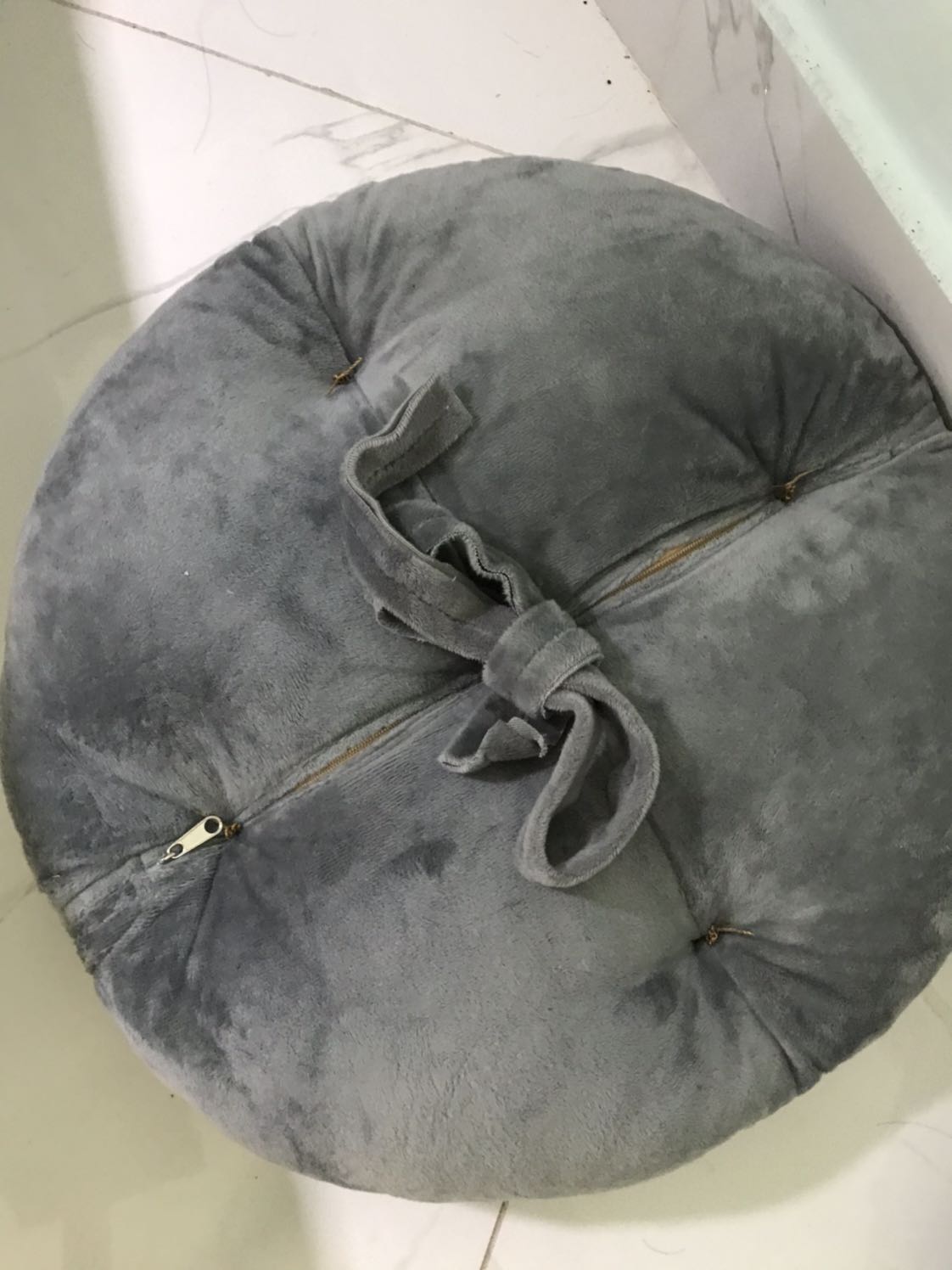 Tiki giao hàng cực nhanh. Mua hôm tối t2 nay chiều thứ 4 đã nhận. Gối đệm cũng khá ổn.