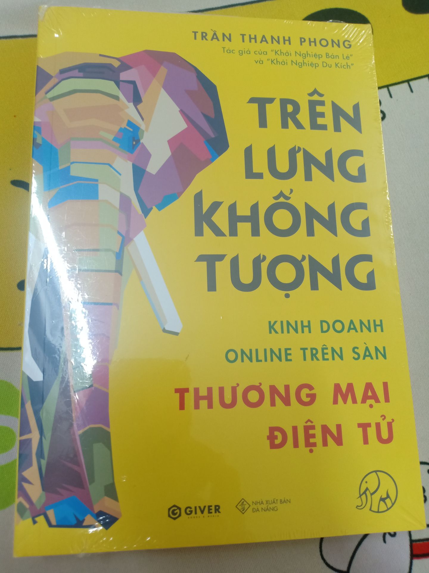 Quả thật, sản phẩm nào cũng anh Phong cũng chất lượng các bạn ạ! Về khâu vận chuyển thì phải nói là bao nhanh luôn, đúng không phụ lòng các độc giả như mình luôn háo hức được cầm trên tay quyển sách mới ra lò của anh ấy!😀😀😀. Về cách trình bày khá đẹp mắt, cũng như nội dung rất hấp dẫn lôi cuốn bạn đọc từ trang đầu đến trang cuối. Quyển khởi đầu bằng ba bài học quý báu và kết thúc bài học thứ ba. (bài học 1: nếu ko có kinh nghiệm thì hãy bắt đầu thật nhỏ; bài học 2: thành công ko bao giờ là mãi mãi, đừng ngủ quên trên chiến thắng!; bài học 3: hãy tập trung vào sản phẩm)