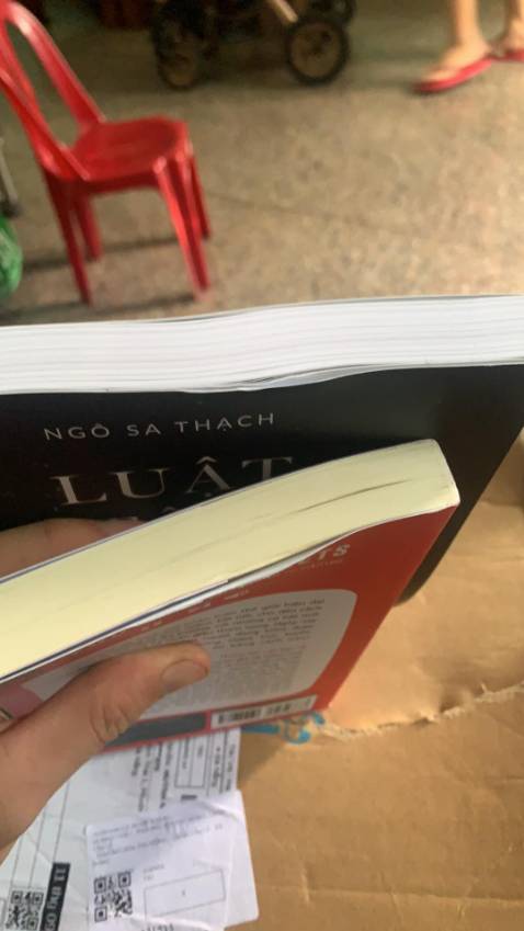 Sách bị hư bìa, trông rất giống sách cũ.
Không biết TIki Tradingsẽ xử lý đối với lỗi sản phẩm này như thế nào.
Lần trước mua 2 cuốn của Trading cũng bị y vậ:
1) "Nghĩ giàu làm giàu" thì gáy đóng không chặt nên bị bung hết giấy ra.
2) "Đứa con gái hoang đàng" thì sách sai lỗi chính tả và cách dòng, hệt như sách lậu. Mọi người cần cân nhắc khi lựa chọn và xem xét kĩ các sách trên khi kiểm tra hàng.