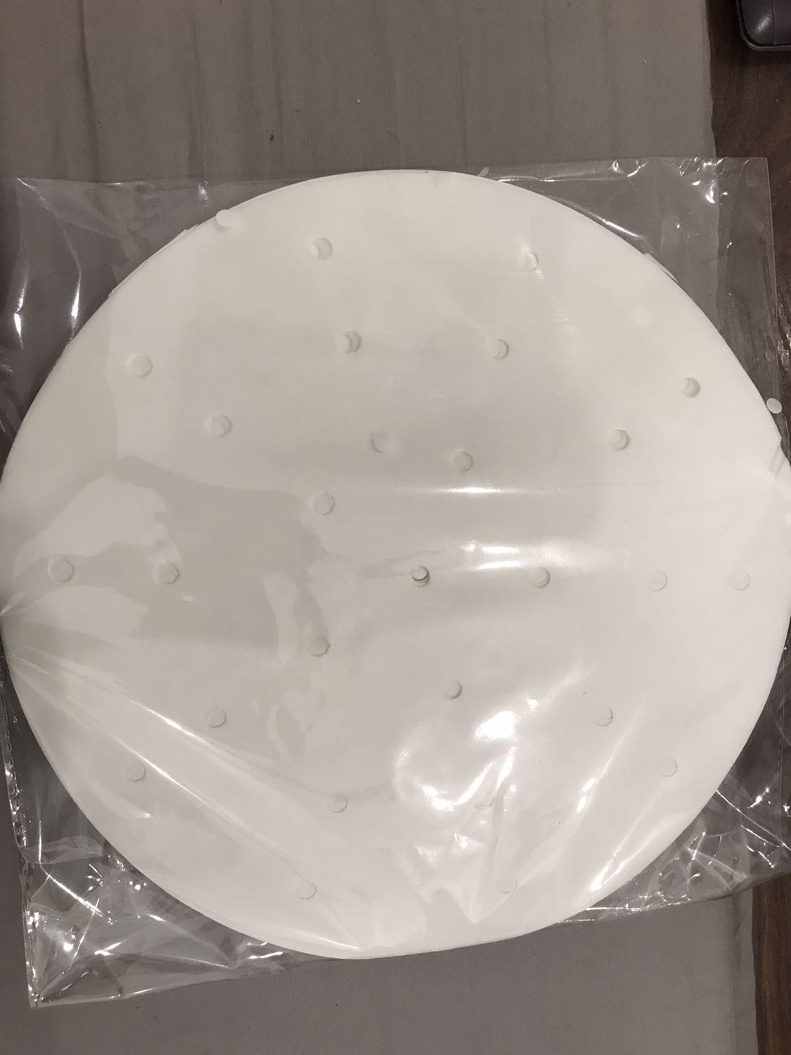 Giao hàng nhanh. Đóng gói tốt. Giấy nến siêu mỏng. Để vào nồi không dầu mà k cho thực phẩm vào cùng luôn thì giấy sẽ bị bắt lửa cháy. Khi có dầu mỡ thì giấy trong suốt và khá dính thức ăn. Dùng tạm ổn chứ cũng không tốt lắm.