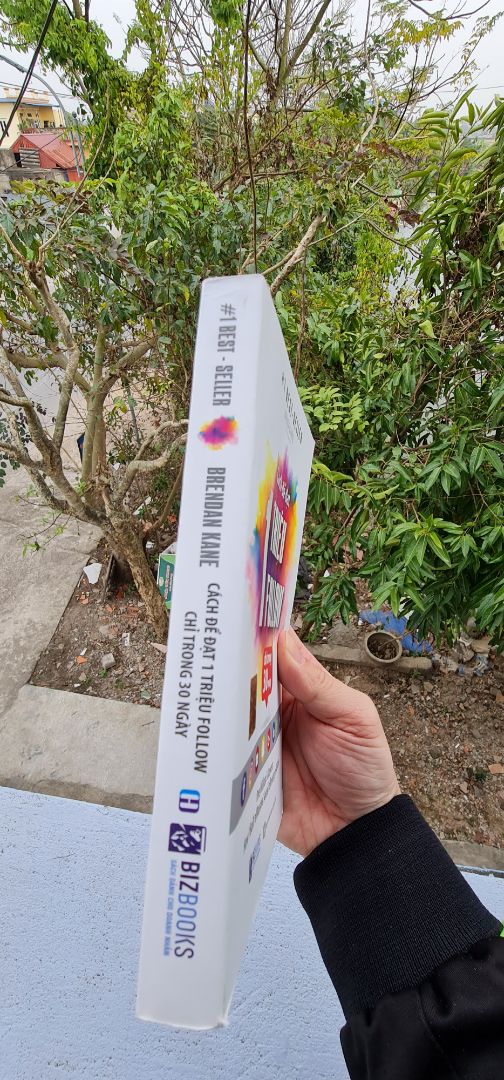 Giao hàng đúng thời hạn. Sách ko đc bọc nên bị bẩn 1 vài chỗ và móp gáy