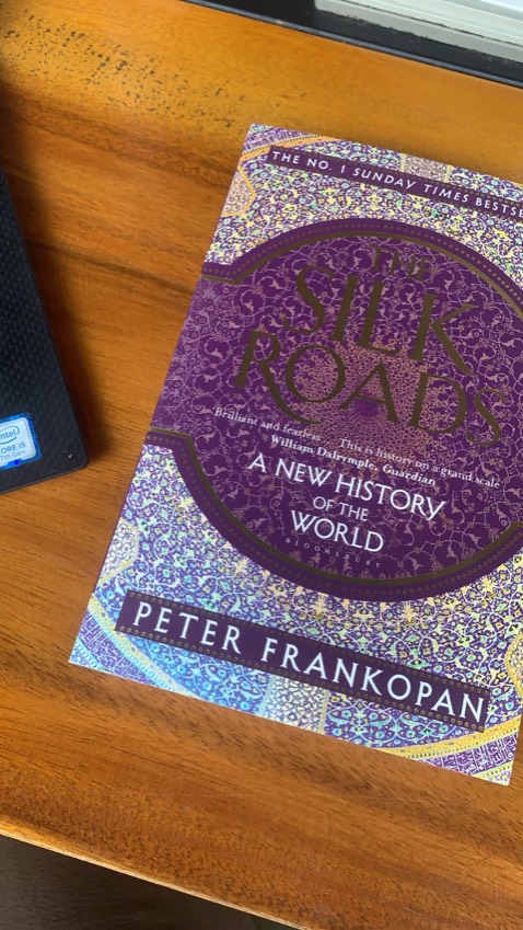 Chất lượng sách tốt và rất đẹp. Tuy khá dày nhưng mà cầm rất nhẹ tay