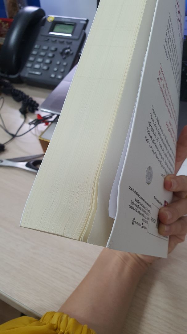 sách cong vòng luôn ở phần góc. Thôi thì đọc lấy kiến thức nên cũng bỏ qua dc nè