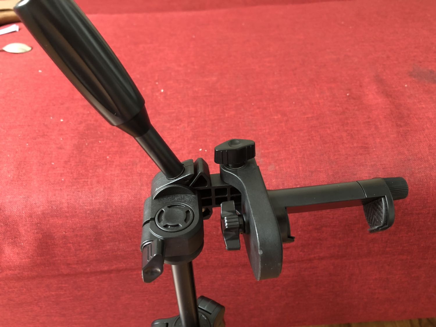 Ban đầu mình định mua vì nhìn hình minh hoạ tưởng có thể kéo dài cần gạc ra phía trước 1 chút được, như vậy khi đặt dt song song với mặt sàn sẽ không bị thấy chân máy. Nhưng mà hong phải vậy đâu nha. Cổ của nó chỉ có vươn dài lên rồi gật lên xuống hoặc trái phải thôi.  Tuy nhiên sp này vẫn đang giá 5 sao vì chất lượng.
1. Ốc vít, các khớp xoay rất tốt.
1. Thân giá đỡ được sơn tĩnh điện đẹp. Nói chung cầm vào rồi dùng thử thấy ok lắm.
3. Có giấy hướng dẫn sử dụng đk blutooth để chụp hình hoặc zoom hình. Ko hỗ trợ zoom khi quay video nha.
4. Có 1 dây nối sạc ( ko có đồ cắm ) nhưng mình ko thấy hướng dẫn sạc ntn thì biết đầy pin. Ai biết chỉ mình với nhé.
5. Khung kẹp điện thoại bằng cách siết ốc, ko bất tiện như 1 số loại kẹp lò xo.
6. Khoá chân chắc chắn, dày dặn.
Mình có hình chụp cụ thể. Các bạn tham khảo trc khi mua nha. Hàng mới nói chung là không có j để chê. Để dùng lâu và thường xuyên mới biết dc. Chúc các bạn mua dc món hàng ưng ý