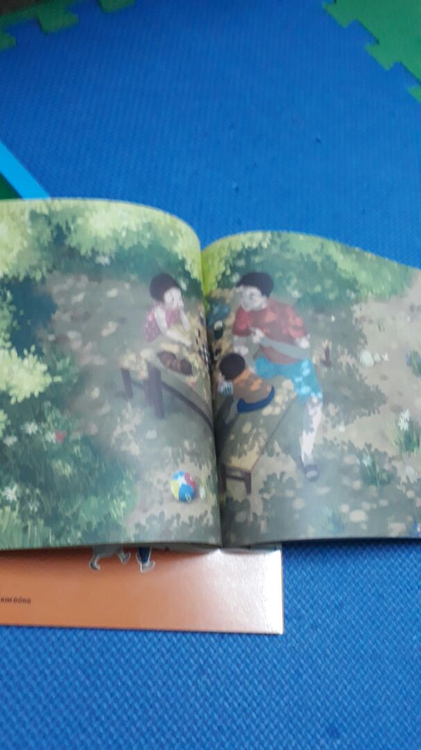 sách tranh nhiều, lời lẽ vui , nhiều trang sách tviêt kế hay lạ